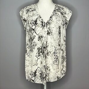 DR2 BLACK AND WHITE SNAKESKIN CAP SHORT SLEEVED BLOUSE size small